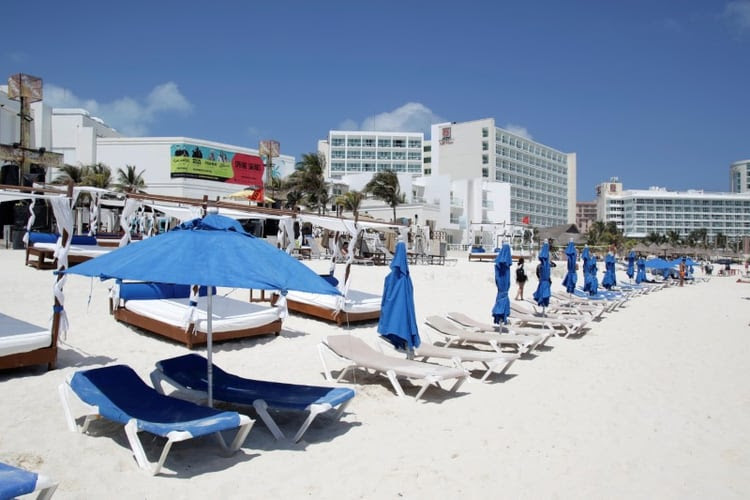 Una vista general muestra sillas vacías en la playa durante el brote de la enfermedad del coronavirus (COVID-19) en Cancún, México, 17 de marzo del 2020 (Foto: Reuters/Jorge Delgado)