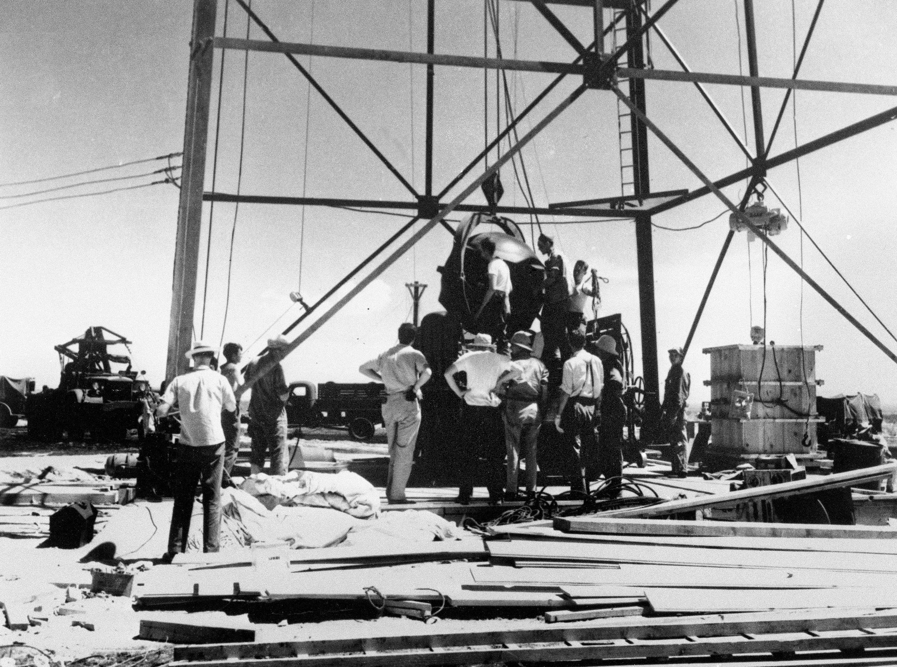 ARCHIVO - Científicos y otros trabajadores manipulan la primera bomba atómica del mundo para levantarla sobre una torre de 100 pies en el sitio de prueba Trinity cerca de Alamagordo, Nuevo México 

 (Foto AP/archivo)