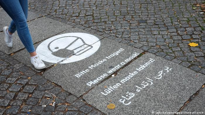 Sinal pintado no chão determina obrigação de uso de máscara em Berlim