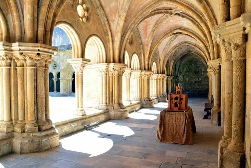 cloister_of_the_old_cathedral_of_coimbra_marta_vid