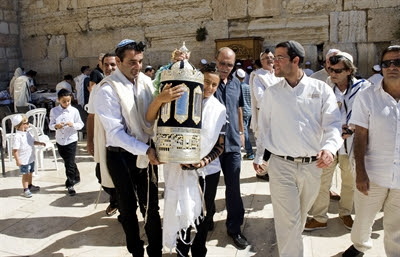 Carrying the Torah
                    at the Western Wall