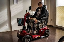 Coja, en pañales y atada a una silla de ruedas: la justicia murciana da la espalda a Fátima, víctima de un accidente laboral