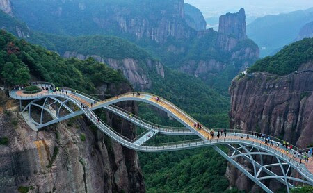 Este impresionante puente es la última locura arquitectónica de China y lleva más de 200.000 visitantes