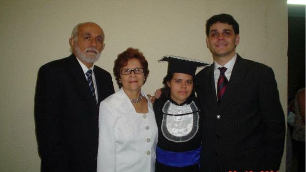 Débora com a família, na formatura do magistério