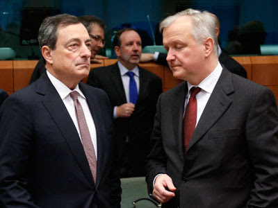 El presdiente del Banco Central Europeo, Mario Dragui (izq), junto al vicepresidente económico de la Comisión Europea, Olli Rehn (der), durante el Eurogrupo de este lunes en Bruselas.