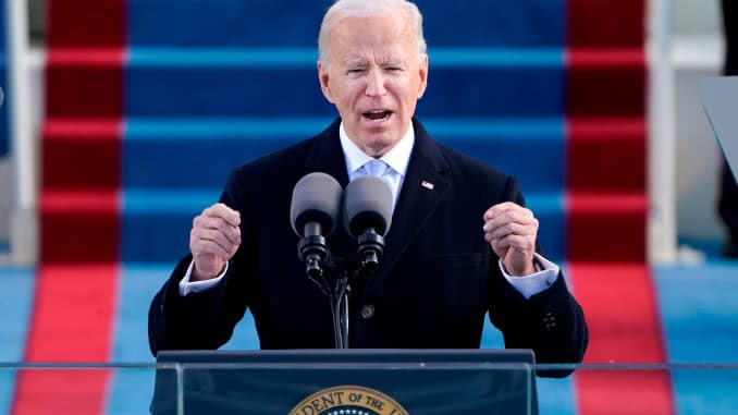 O presidente dos EUA, Joe Biden, fala depois de tomar posse como 46º presidente dos EUA durante a 59ª posse presidencial no Capitólio dos EUA em Washington, 20 de janeiro de 2021.