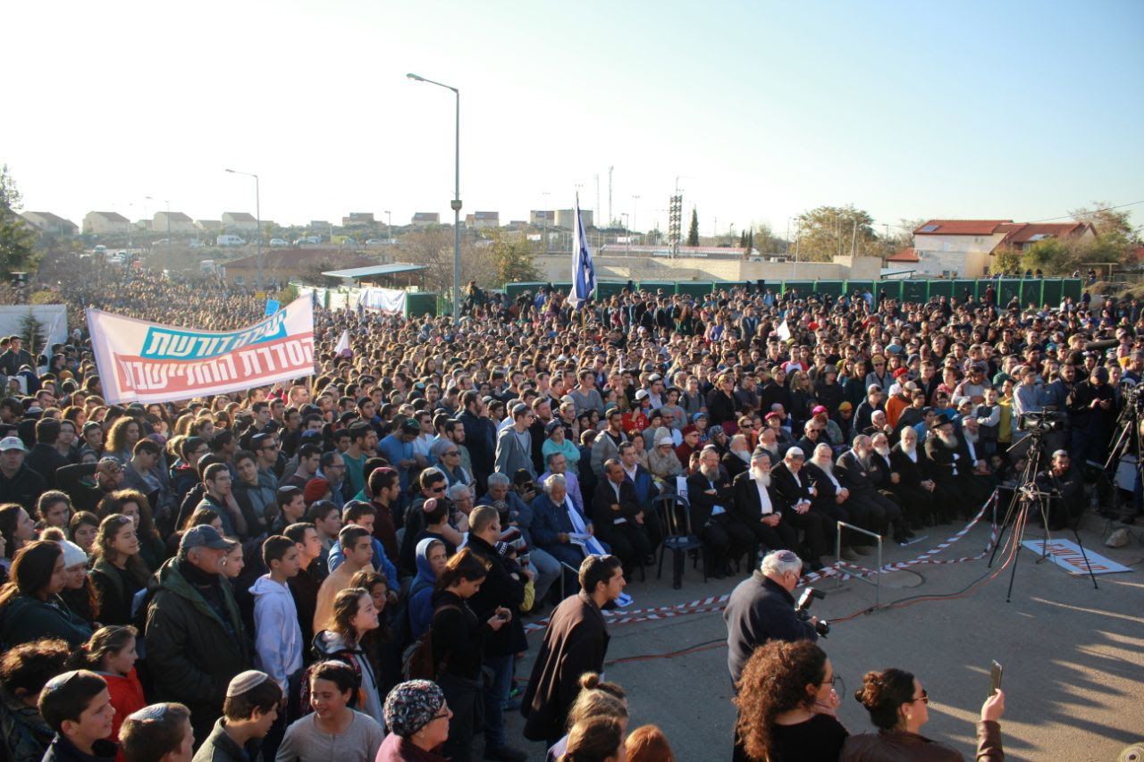 Demonstration in Ofra against the court-ordered destruction.