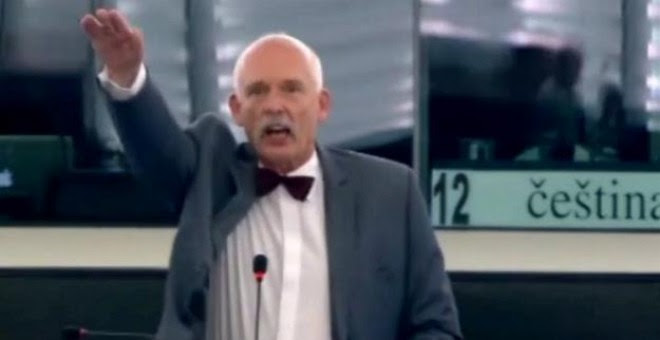 El eurodiputado polaco Korwin-Mikke, en el momento en que realiza el saludo nazi.