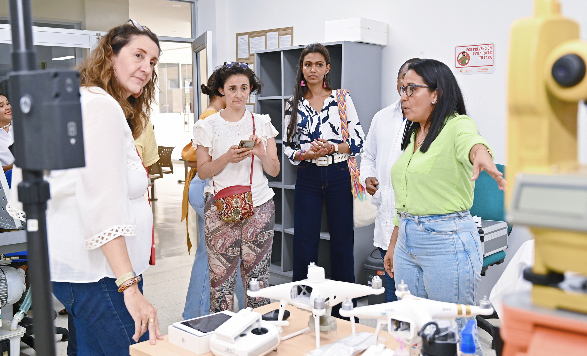 Dos mujeres y el rector de Uniguajira Carlos Robles, posando de pie para la toma de una fotografía.