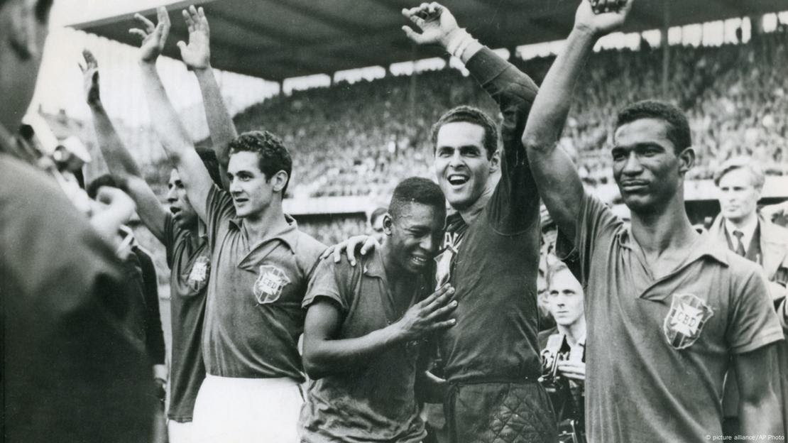 Pelé chora no ombro do goleiro Gylmar dos Santos Neves, após o Brasil vencer a final contra a Suécia, por 5 a 2, e conquistar a Copa do Mundo de 1958