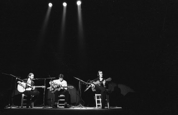 Junto a dos grandes, Al Di Meola (izquierda) y John McLaughlin, en la apertura del Festival Internacional de Jazz de Madrid, en 1980. Foto: Ricardo Martín.