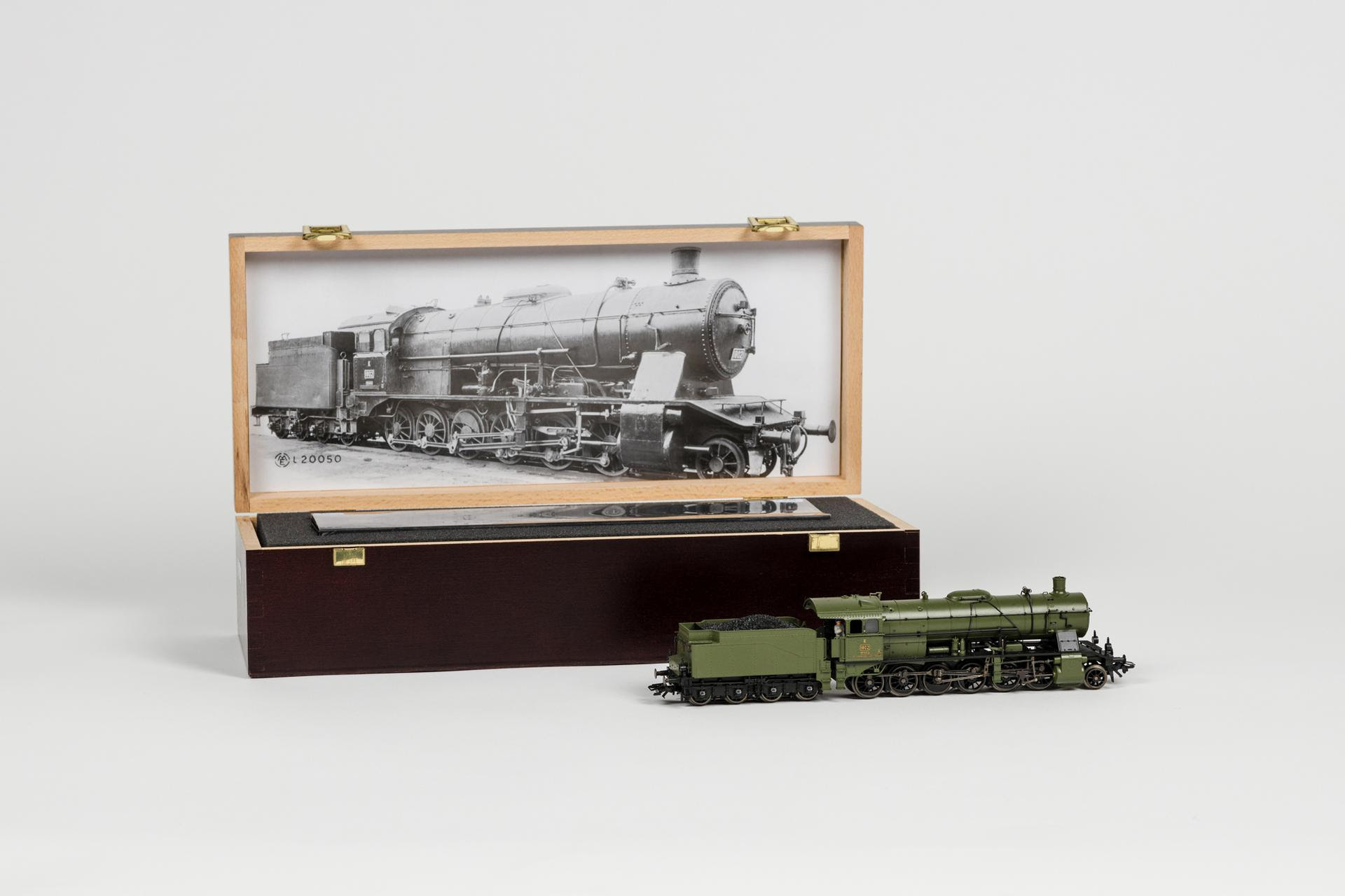 Märklin H0 - 37055 - Steam locomotive, Klasse K from the K.W.St.E, digital MFX and with many sound options, produced in 2005 and 2006 as a special, in special luxury wooden box. Märklin H0 - 37055 - Steam locomotive, Klasse K from the K.W.St.E, digital MFX and with many sound options, produced in 2005 and 2006 as a special, in special luxury wooden box.