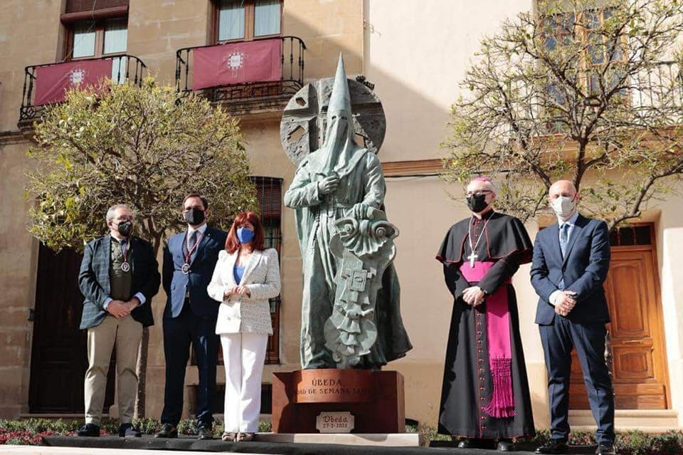 Aconfesionalidad en España: la alcaldesa de Úbeda estrena una estatua de simbología religiosa junto al obispo de la diócesis de Jaén