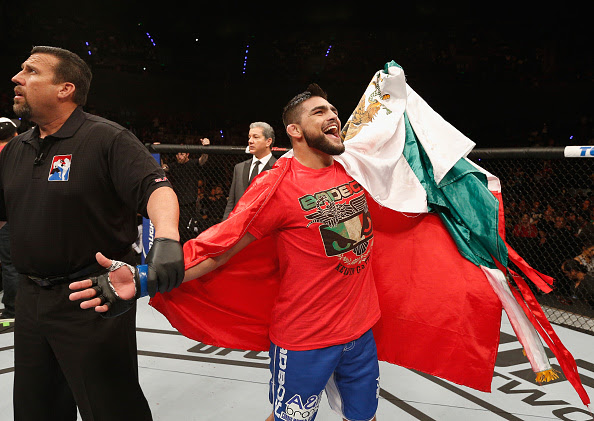 Gastelum celebra victoria con la bandera de México