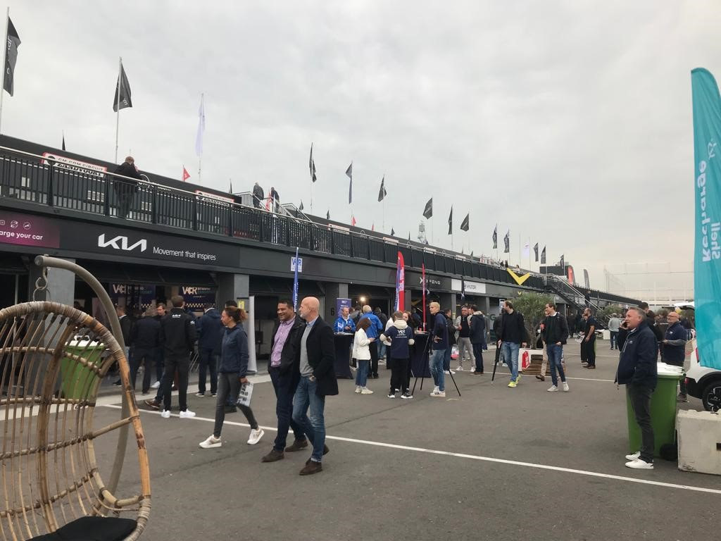 Lopende mensen tijdens EV experience in Zandvoort