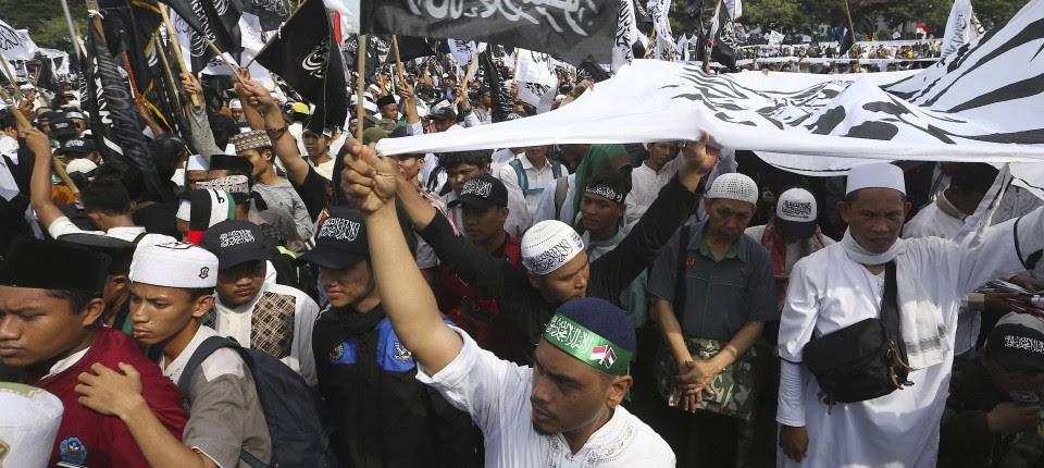 Muslimische MÃ¤nner tragen in Jakarta Banner mit der
          arabischen Aufschrift âEs gibt keinen Gott auÃer Allah und
          Mohammed ist sein Prophetâ.