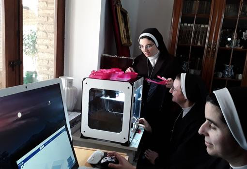 Las agustinas en plena operación de fabricación de viseras