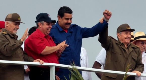 Los presidentes de Cuba y Venezuela, Raúl Castro y Nicolás Maduro, presidieron este viernes en La Habana el multitudinario desfile por el 1 de mayo, que se realizó con llamados a la unidad por el socialismo. Foto: Ladyrene Pérez/ Cubadebate