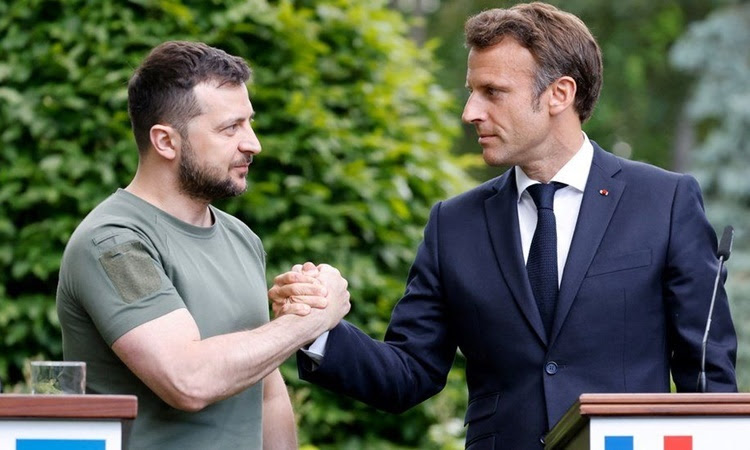 Tổng thống Pháp Emmanuel Macron (phải) bắt tay Tổng thống Ukraine Volodymyr Zelensky trong cuộc họp báo ở Kiev ngày 16/6. Ảnh: AFP.
