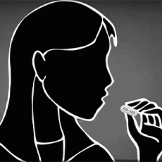 Zdjęcie przedstawiające kobietę biorącą tabletkę