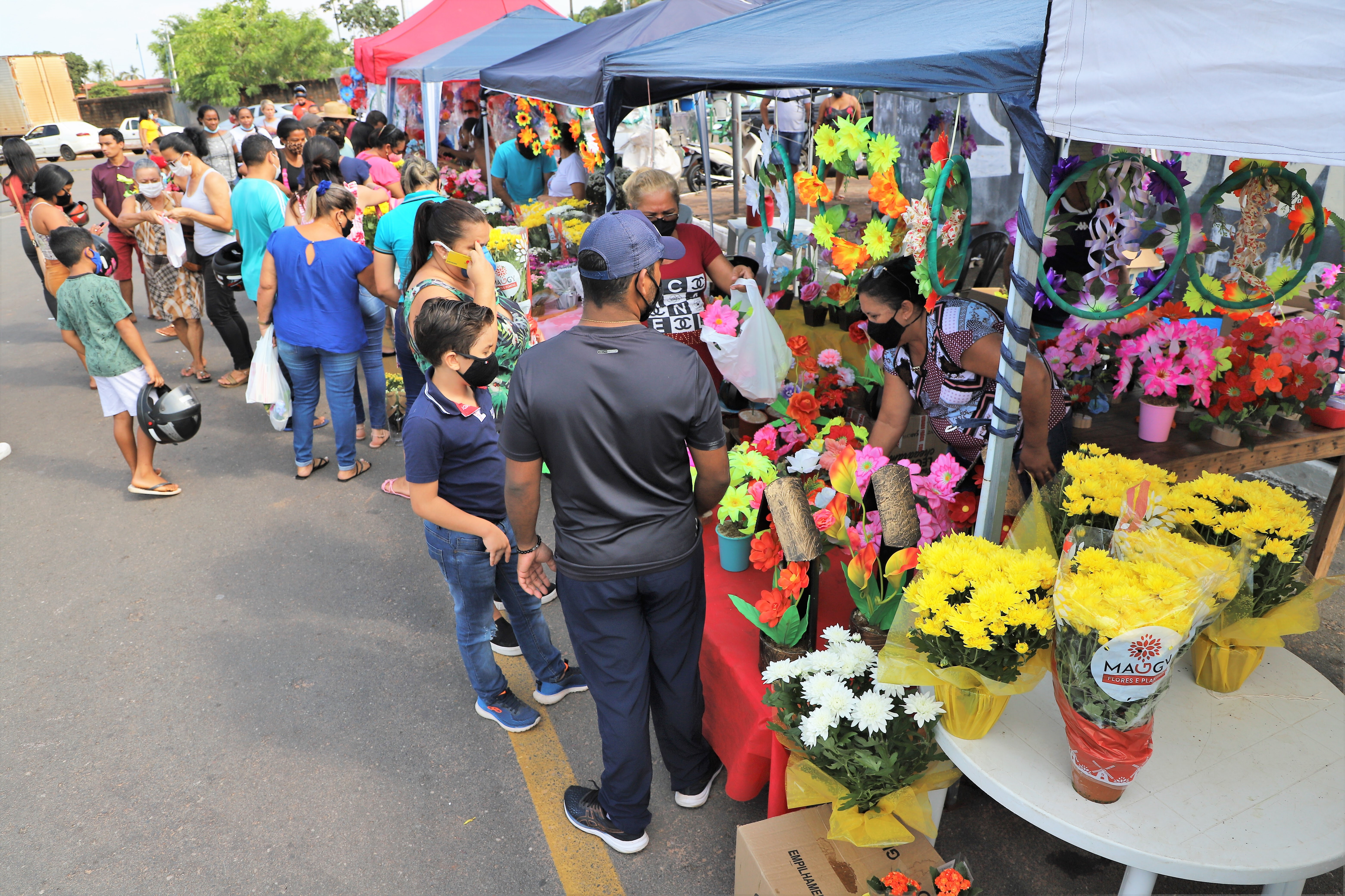 Ao todo, 35 comerciantes devidamente cadastrados comercializarão velas, flores, além de comidas e bebidas, nos dois cemitérios