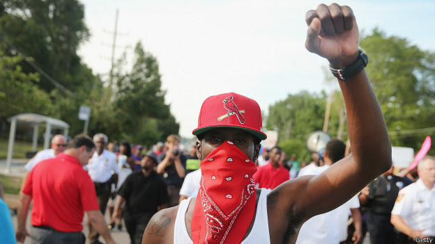 Ferguson, manifestante con puño en alto