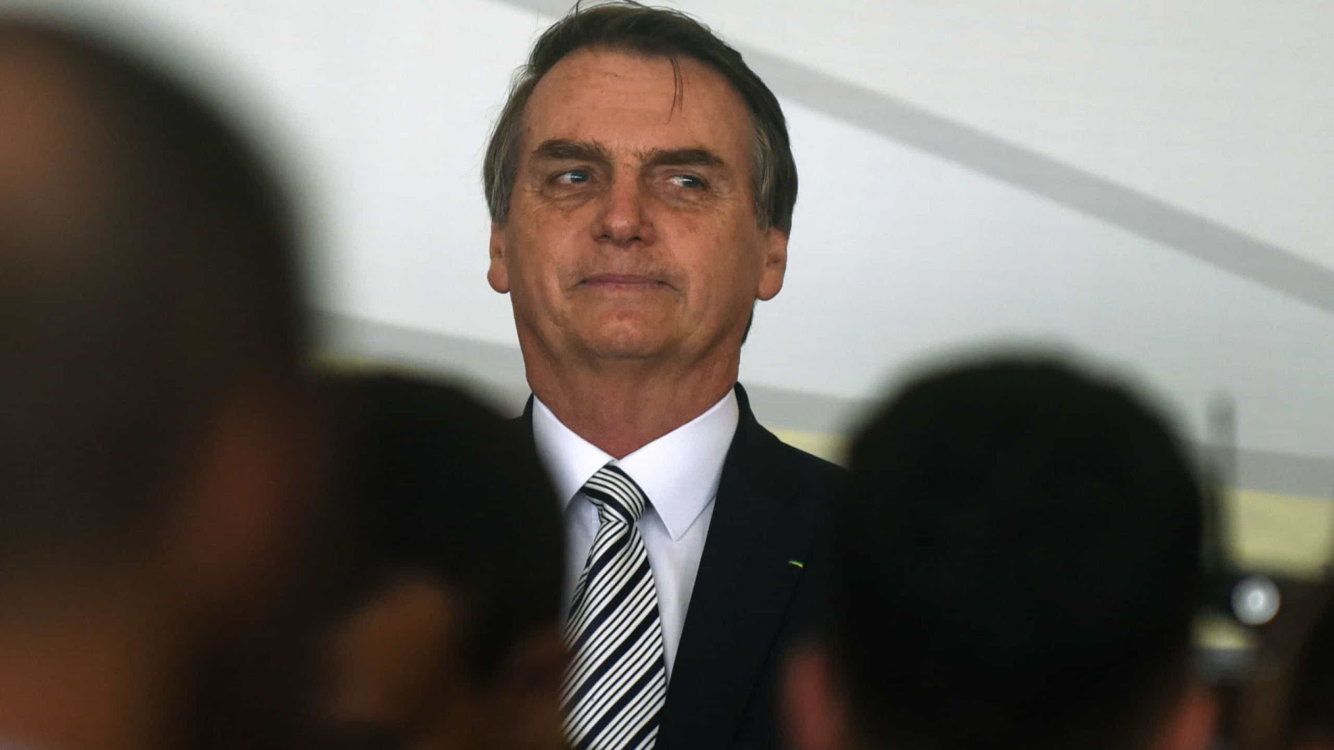 Auxiliares defendem que Bolsonaro 'paz e amor' mire no voto da terceira via para 2022