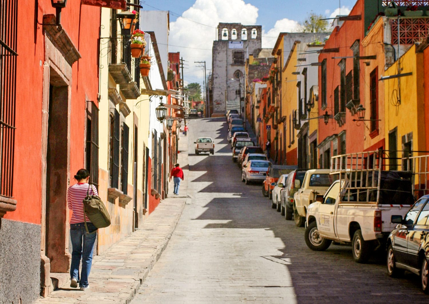 San Miguel de Allende, Meksika San Miguel de Allendein Caddesi. Bu kasaba, 17. ve 18. yüzyıllardan kalma binaları ile iyi korunmuş tarihi merkeze sahiptir.