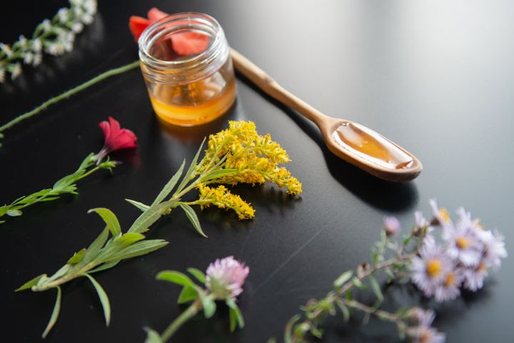 Studies haven't shown there to be enough pollen in honey to effectively ward off allergies.