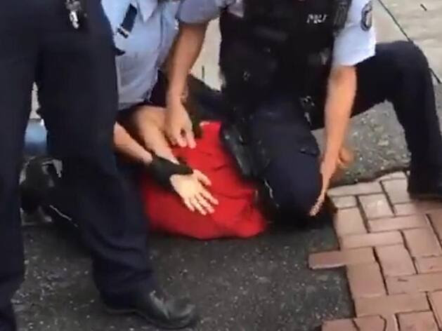 Schock-Video aus Düsseldorf: Polizist kniet auf Hals eines Jungen