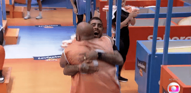 BBB 22: Tiago Abravanel e Pedro Scooby comemoram vitória na prova do líder