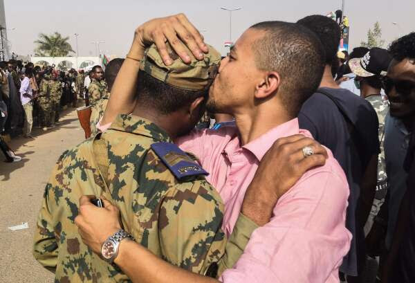 Un manifestant embrasse un soldat, après la destitution du président Omal Al-Bachir, le 11 avril, à Khartoum.