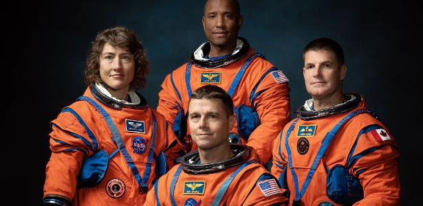 Astronautas da missão Artemis 2: Christina Koch, Victor Glover, Jeremy Hansen (em cima, da esquerda para a direita) e o comandante Reid Wiseman (embaixo)