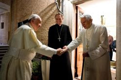 'Los dos papas': Ratzinger se suma (o le suman) al ejército rigorista anti-Francisco