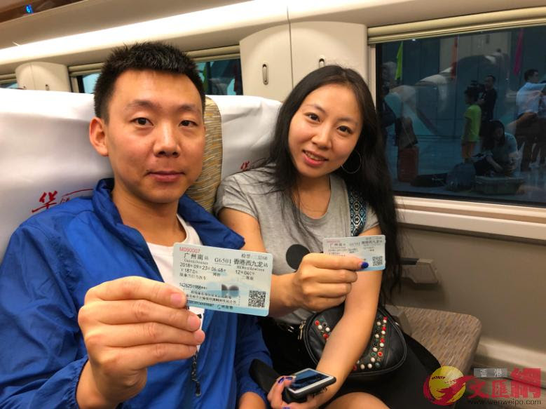 一對港人情侶來搭乘廣州開往香港首趟高鐵。(方俊明攝)