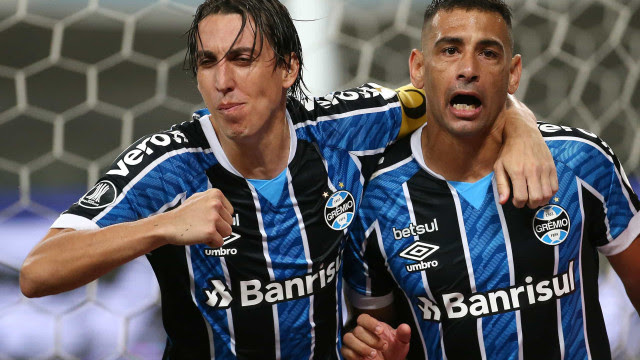 Diego Souza comemora vitória do Grêmio e 'oportunismo' em lance do gol