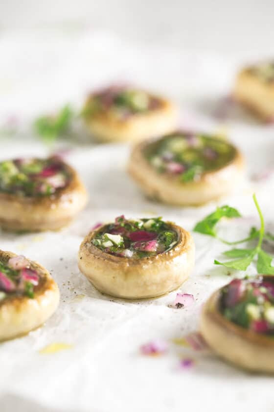 Champinones rellenos | Estos champiñones rellenos son un entrante muy vistoso, sencillo y rico. Puedes cambiar los ingredientes del relleno a tu gusto.