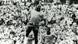 Pelé executa o seu famoso soco no ar ao celebrar um dos seus 95 gols pela seleção brasileira
