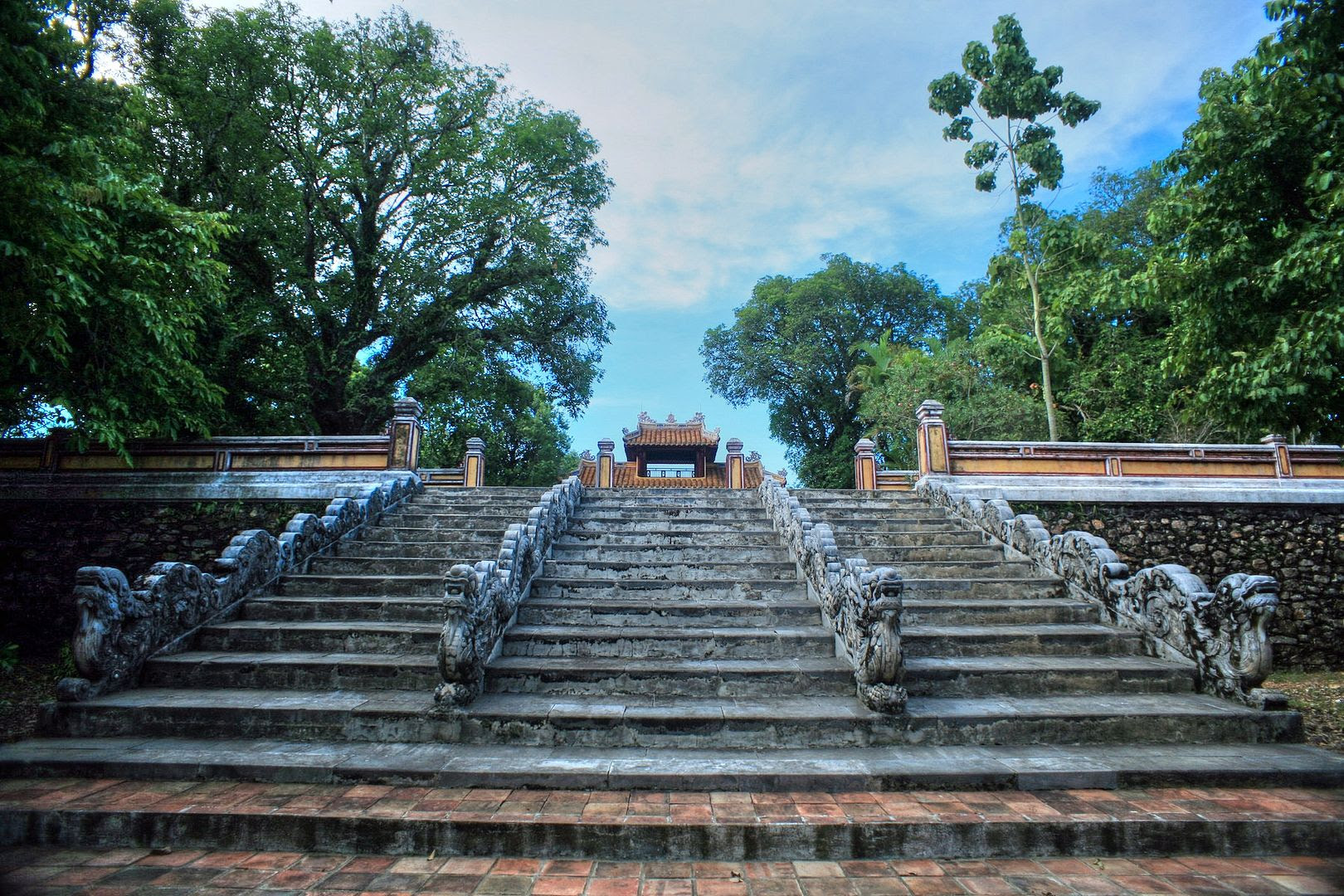 http://i1150.photobucket.com/albums/o617/redsvn/2016/06/Redsvn-Lang-Gia-Long-01.jpg