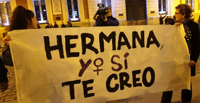 Protesta en la plaza Mayor de Madrid tras la marcha feminista 'Reclama las calles y la noche'. / FERMÍN GRODIRA
