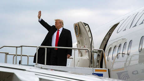El presidente de EE.UU. Donald Trump a bordo del avión Air Force One en Indianapolis, Indiana, EE.UU., el 27 de octubre de 2018.