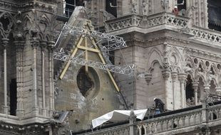 Des alpinistes professionnels installent des bâches sur la cathédrale Notre-Dame, le mardi 23 avril 2019 à Paris.
