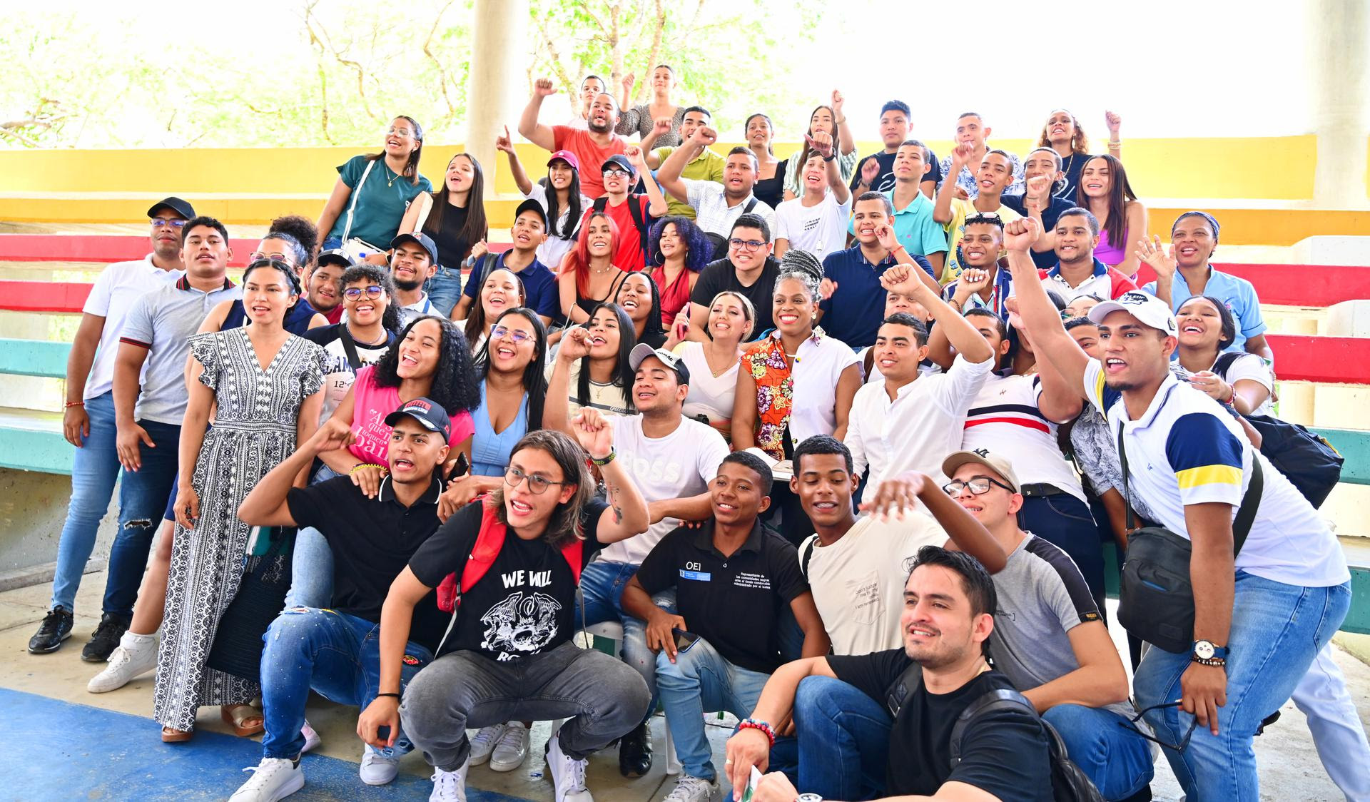 Ministra de educación con estudiantes de Uniguajira participantes en la jornada