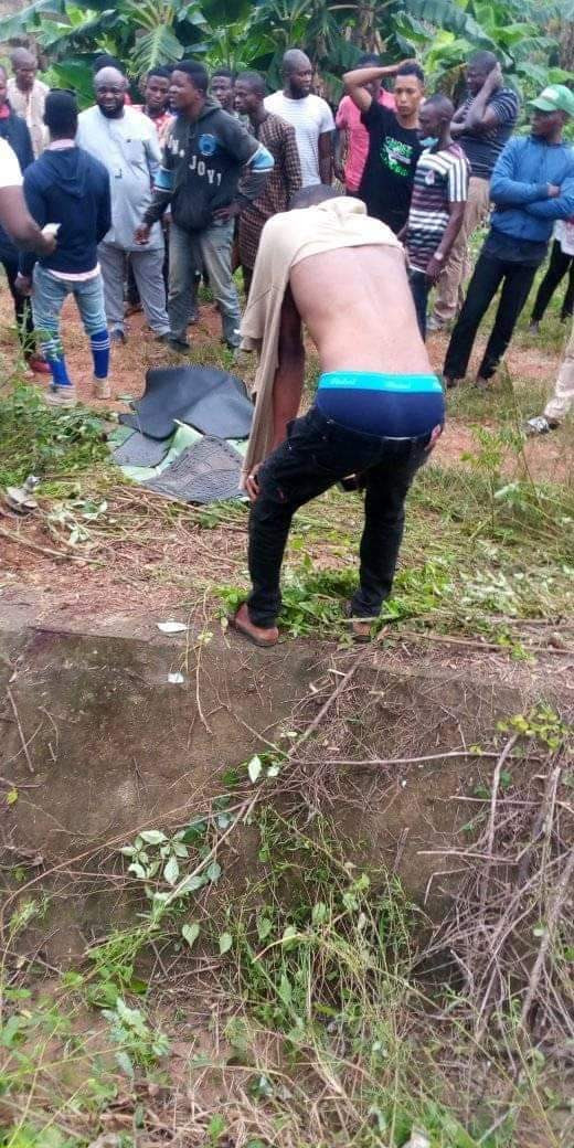Protest in Osogbo as SARS officers allegedly chase three suspected internet fraudsters to their death (photos)