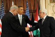 Israeli Prime Minister Binyamin Netanyahu (L) American President Barack Obama (C) and Palestinian Arab leader Mahmoud Abbas (R)