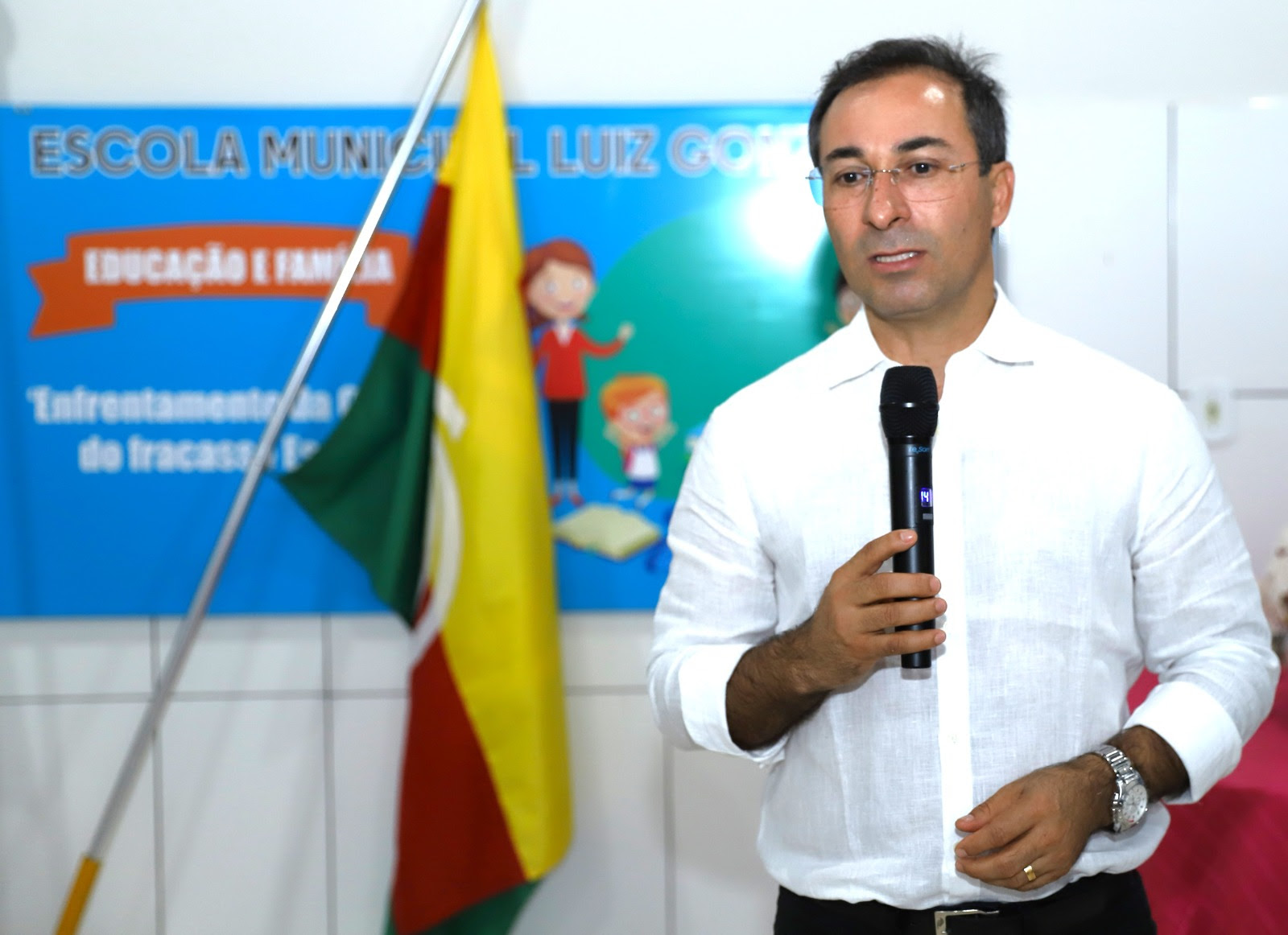“É aqui onde tudo começa, se cargos são ocupados e salários alcançados é porque um dia passamos pela escola e tenho muito orgulho em dizer que cada dia mais estamos investindo em nossas escolas”, disse Wagner Rodrigues.