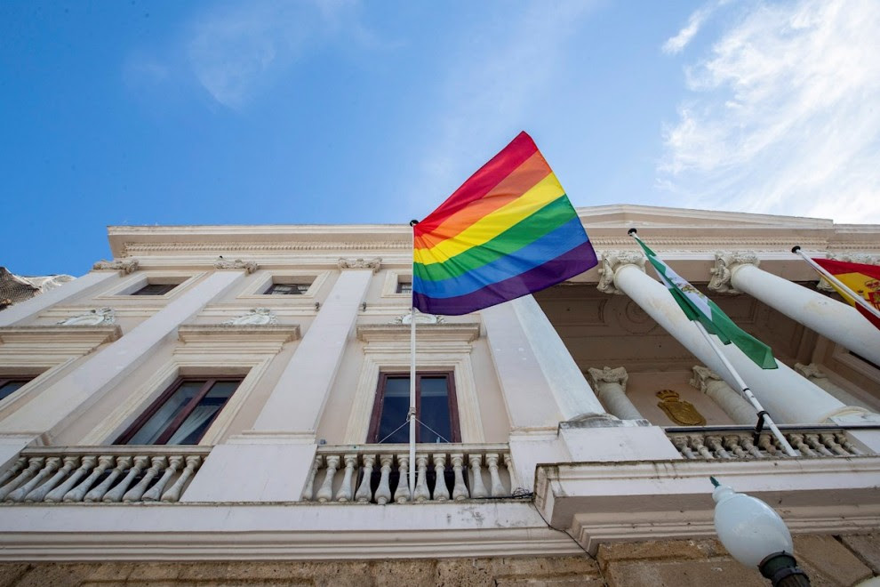 Un juzgado falla contra el Ayuntamiento de Zaragoza y a favor de Abogados Cristianos por colgar una bandera LGTBI