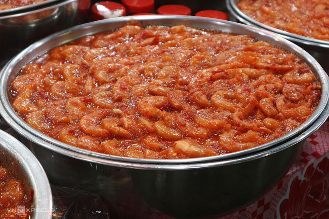 Loại tôm chua ngon nhất ở chợ Đông Ba có giá 100.000 đồng/ kg. Ảnh: Ngân Dương