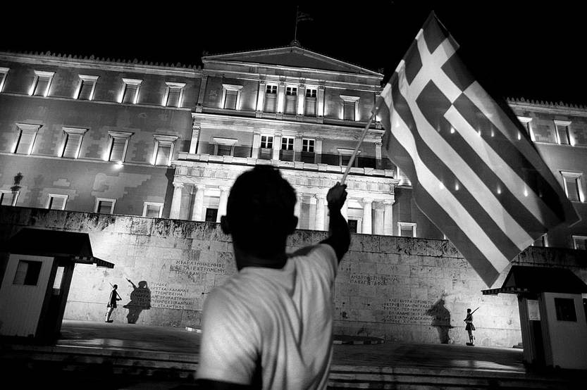 Partidario del No festeja frente al Parlamento griego, ayer, en Atenas, Grecia. Foto: Iakovos Hatzistavrou, Afp