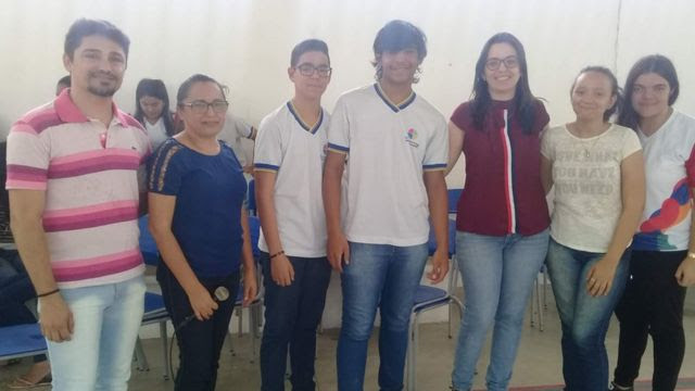A coordenadora pedagógica Nadi Pereira Mendes (de azul) ao lado de alunos e professores